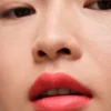 Ανταλλακτικό κραγιόν Prada Monochrome Soft Matte – O177 – Flamingo Ανταλλακτικό κραγιόν Prada Monochrome Soft Matte – O177 – Flamingo