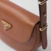 Δερμάτινη τσάντα ώμου Prada Arqua με πτερύγιο Δερμάτινη τσάντα ώμου Prada Arqua με πτερύγιο