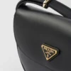 Δερμάτινη τσάντα ώμου Prada Arqua με πτερύγιο Δερμάτινη τσάντα ώμου Prada Arqua με πτερύγιο