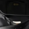 Δερμάτινη τσάντα Prada Buckle με ζώνη