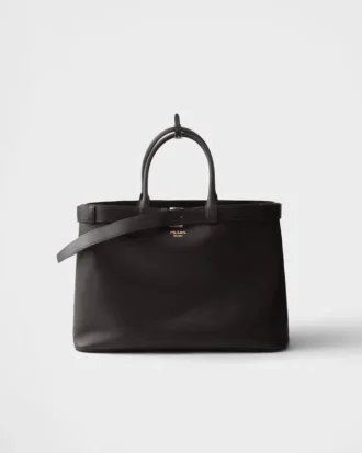 Δερμάτινη τσάντα Prada με αγκράφα και ζώνη