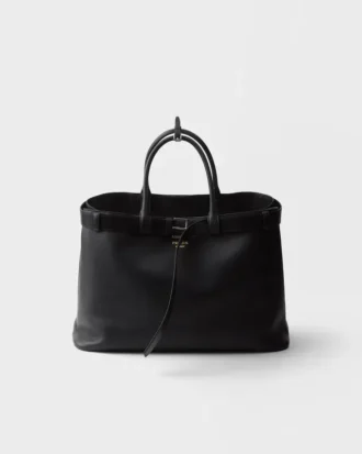 Δερμάτινη τσάντα Prada με αγκράφα και ζώνη