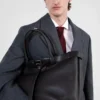 Δερμάτινη τσάντα Prada με αγκράφα και ζώνη Δερμάτινη τσάντα Prada με αγκράφα και ζώνη