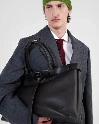 Δερμάτινη τσάντα Prada με αγκράφα και ζώνη