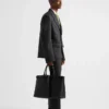 Δερμάτινη τσάντα Prada με αγκράφα και ζώνη Δερμάτινη τσάντα Prada με αγκράφα και ζώνη