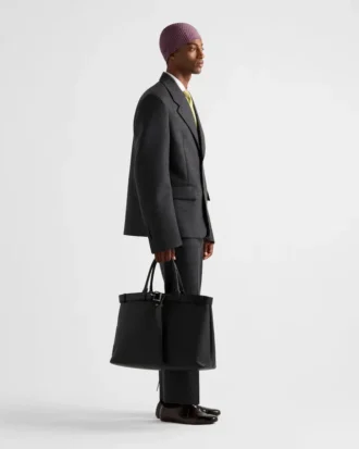 Δερμάτινη τσάντα Prada με αγκράφα και ζώνη