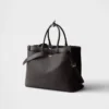 Δερμάτινη τσάντα Prada με αγκράφα και ζώνη Δερμάτινη τσάντα Prada με αγκράφα και ζώνη