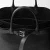 Δερμάτινη τσάντα Prada με αγκράφα και ζώνη Δερμάτινη τσάντα Prada με αγκράφα και ζώνη