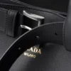 Δερμάτινη τσάντα Prada με αγκράφα και ζώνη Δερμάτινη τσάντα Prada με αγκράφα και ζώνη