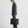 Δερμάτινη τσάντα Prada με αγκράφα και ζώνη Δερμάτινη τσάντα Prada με αγκράφα και ζώνη