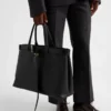 Δερμάτινη τσάντα Prada με αγκράφα και ζώνη Δερμάτινη τσάντα Prada με αγκράφα και ζώνη