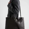 Δερμάτινη τσάντα Prada με αγκράφα και ζώνη Δερμάτινη τσάντα Prada με αγκράφα και ζώνη