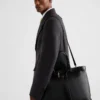 Δερμάτινη τσάντα Prada με αγκράφα και ζώνη Δερμάτινη τσάντα Prada με αγκράφα και ζώνη