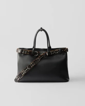 Δερμάτινη τσάντα Prada με αγκράφα και ζώνη με καρφιά