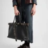 Δερμάτινη τσάντα Prada με αγκράφα και ζώνη με καρφιά Δερμάτινη τσάντα Prada με αγκράφα και ζώνη με καρφιά