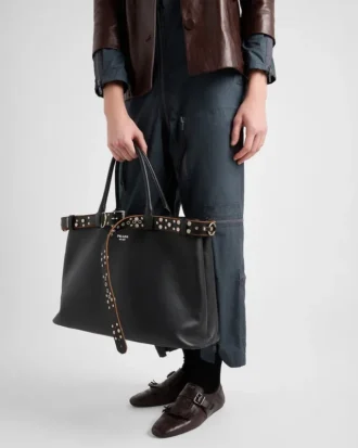 Δερμάτινη τσάντα Prada με αγκράφα και ζώνη με καρφιά