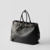 Δερμάτινη τσάντα Prada με αγκράφα και ζώνη με καρφιά Δερμάτινη τσάντα Prada με αγκράφα και ζώνη με καρφιά