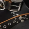 Δερμάτινη τσάντα Prada με αγκράφα και ζώνη με καρφιά Δερμάτινη τσάντα Prada με αγκράφα και ζώνη με καρφιά