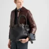 Δερμάτινη τσάντα Prada με αγκράφα και ζώνη με καρφιά Δερμάτινη τσάντα Prada με αγκράφα και ζώνη με καρφιά
