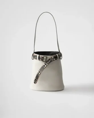 Δερμάτινη τσάντα τύπου μπουκέτο Prada με αγκράφα και ζώνη με καρφιά
