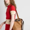 Δερμάτινη τσάντα τύπου μπουκέτο Prada με αγκράφα και ζώνη με καρφιά Δερμάτινη τσάντα τύπου μπουκέτο Prada με αγκράφα και ζώνη με καρφιά