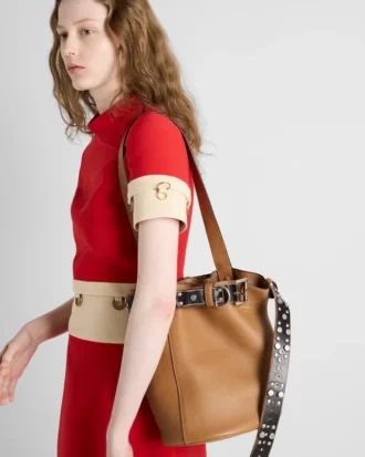 Δερμάτινη τσάντα τύπου μπουκέτο Prada με αγκράφα και ζώνη με καρφιά