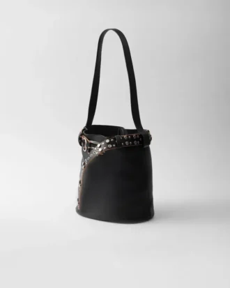 Δερμάτινη τσάντα τύπου μπουκέτο Prada με αγκράφα και ζώνη με καρφιά
