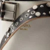 Δερμάτινη τσάντα τύπου μπουκέτο Prada με αγκράφα και ζώνη με καρφιά Δερμάτινη τσάντα τύπου μπουκέτο Prada με αγκράφα και ζώνη με καρφιά