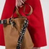 Δερμάτινη τσάντα τύπου μπουκέτο Prada με αγκράφα και ζώνη με καρφιά Δερμάτινη τσάντα τύπου μπουκέτο Prada με αγκράφα και ζώνη με καρφιά