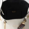 Δερμάτινη τσάντα τύπου μπουκέτο Prada με αγκράφα και ζώνη με κοσμήματα Δερμάτινη τσάντα τύπου μπουκέτο Prada με αγκράφα και ζώνη με κοσμήματα