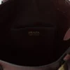 Δερμάτινη τσάντα τύπου μπουκέτο Prada με αγκράφα και ζώνη με κοσμήματα Δερμάτινη τσάντα τύπου μπουκέτο Prada με αγκράφα και ζώνη με κοσμήματα