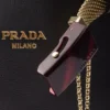 Δερμάτινη τσάντα τύπου μπουκέτο Prada με αγκράφα και ζώνη με κοσμήματα Δερμάτινη τσάντα τύπου μπουκέτο Prada με αγκράφα και ζώνη με κοσμήματα