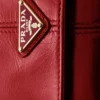 Δερμάτινο πορτοφόλι με ιμάντα ώμου Δερμάτινο πορτοφόλι με ιμάντα ώμου