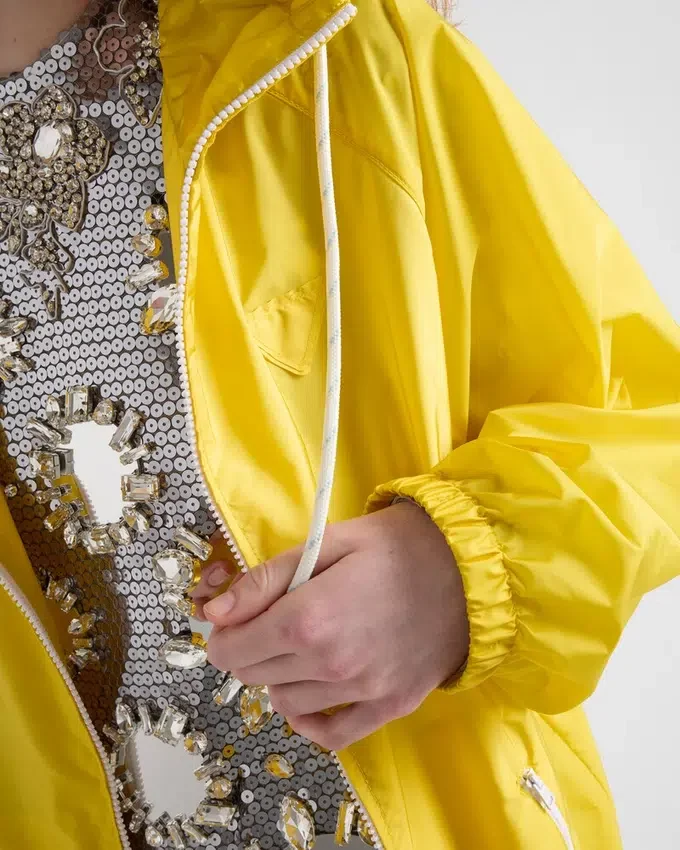 Ελαφρύ αδιάβροχο μπουφάν από Re-Nylon Ελαφρύ αδιάβροχο μπουφάν από Re-Nylon