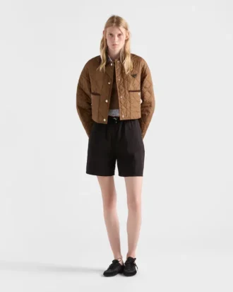 Ελαφρύ κοντό μπουφάν από Re-Nylon