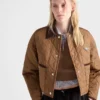 Ελαφρύ κοντό μπουφάν από Re-Nylon Ελαφρύ κοντό μπουφάν από Re-Nylon