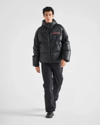 Ελαφρύ μπουφάν με κουκούλα από Re-Nylon