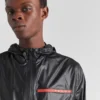 Ελαφρύ μπουφάν με κουκούλα από Re-Nylon Ελαφρύ μπουφάν με κουκούλα από Re-Nylon