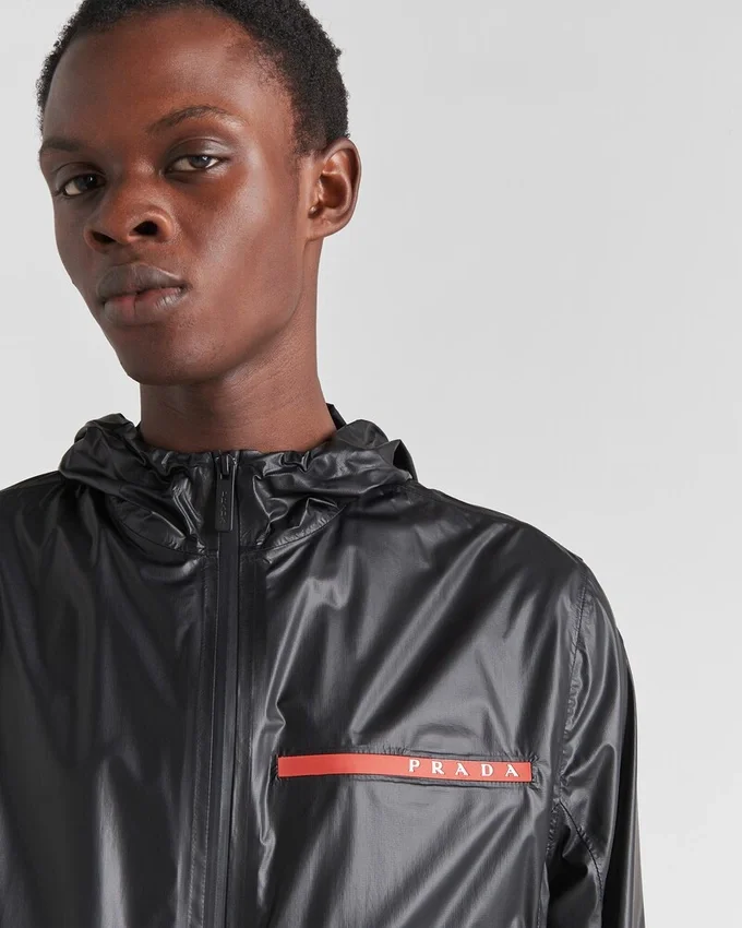 Ελαφρύ μπουφάν με κουκούλα από Re-Nylon Ελαφρύ μπουφάν με κουκούλα από Re-Nylon