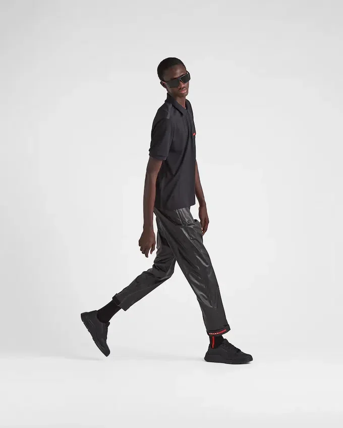 Ελαφρύ τεχνικό παντελόνι από Re-Nylon Ελαφρύ τεχνικό παντελόνι από Re-Nylon