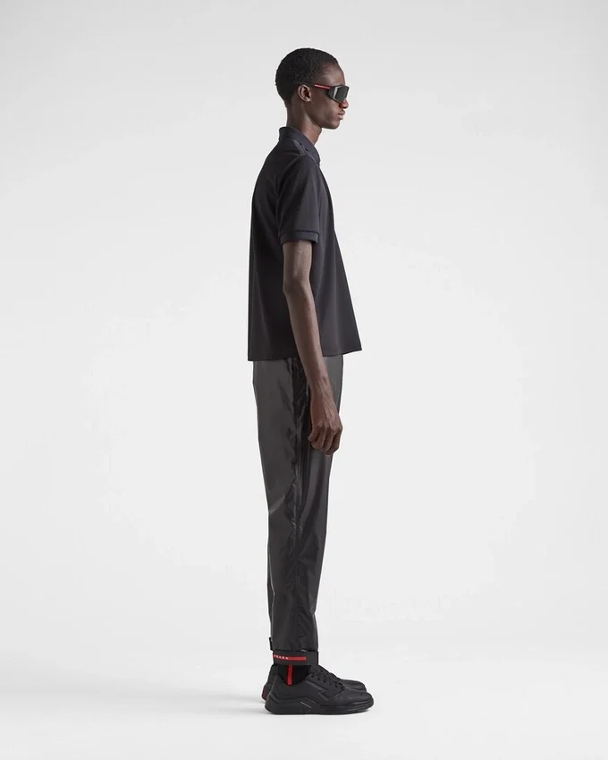 Ελαφρύ τεχνικό παντελόνι από Re-Nylon Ελαφρύ τεχνικό παντελόνι από Re-Nylon