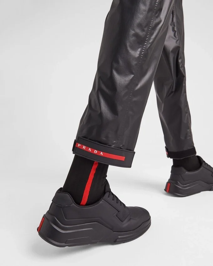 Ελαφρύ τεχνικό παντελόνι από Re-Nylon Ελαφρύ τεχνικό παντελόνι από Re-Nylon
