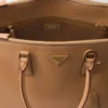 Εξαιρετικά μεγάλη δερμάτινη τσάντα Prada Buckle Εξαιρετικά μεγάλη δερμάτινη τσάντα Prada Buckle