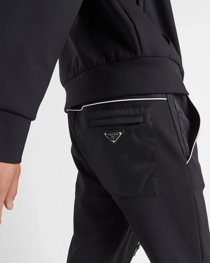 Φόρμες με λεπτομέρειες από Re-Nylon Φόρμες με λεπτομέρειες από Re-Nylon