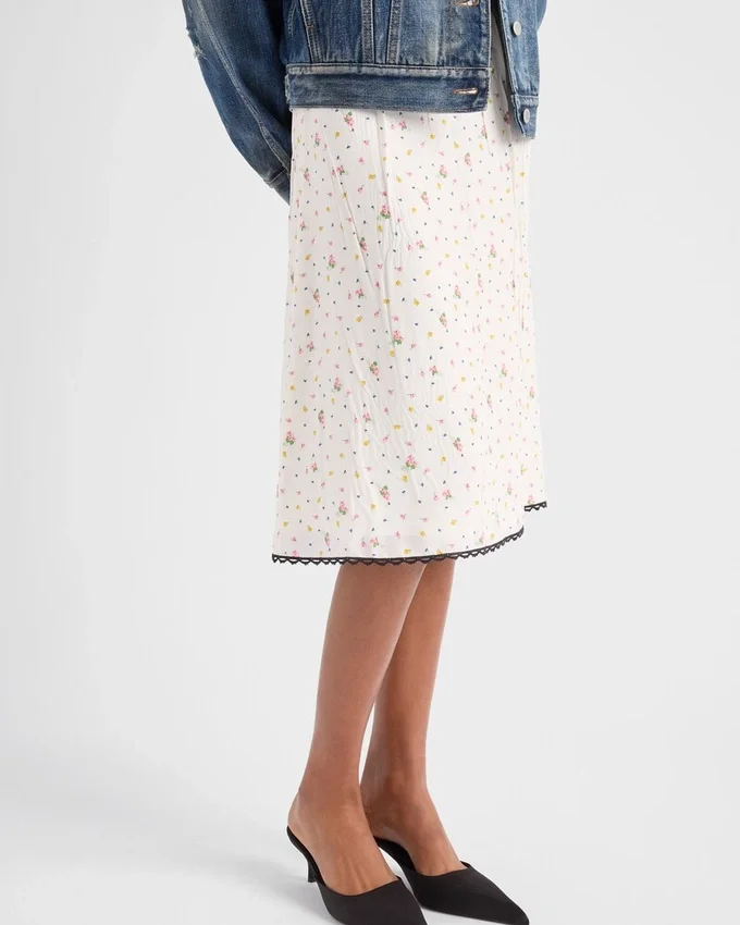 Φούστα από πονζέ με floral print Φούστα από πονζέ με floral print