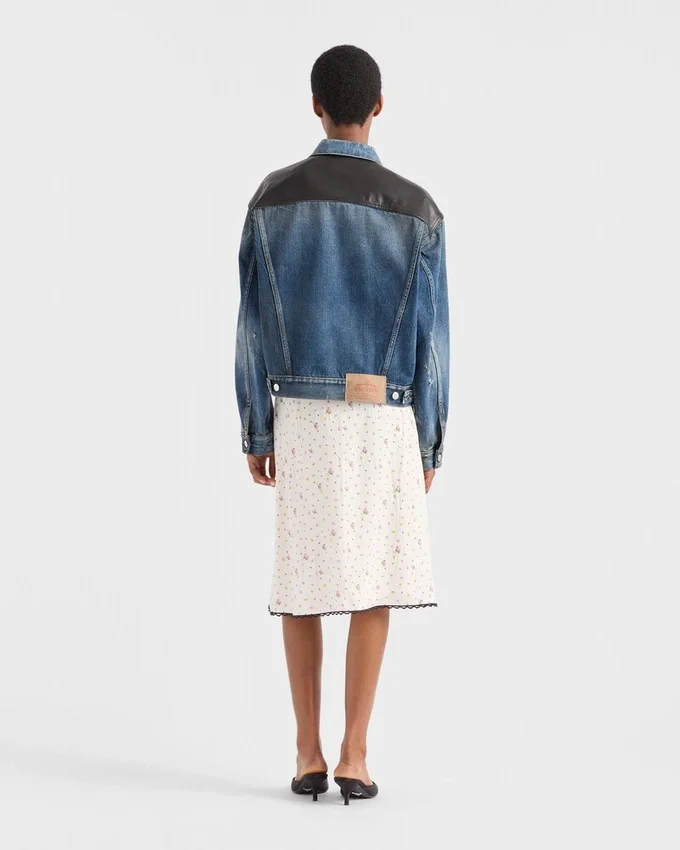 Φούστα από πονζέ με floral print Φούστα από πονζέ με floral print