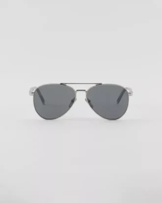 Γυαλιά ηλίου με το λογότυπο της Prada