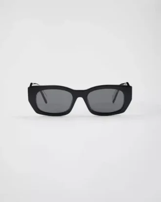 Γυαλιά ηλίου με το λογότυπο της Prada