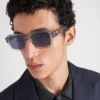 Γυαλιά ηλίου με το λογότυπο της Prada Γυαλιά ηλίου με το λογότυπο της Prada