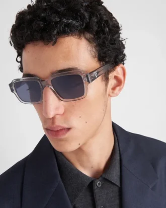 Γυαλιά ηλίου με το λογότυπο της Prada